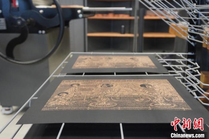圖為徐晉林工作室制作的雕版敦煌壁畫(huà)印刷成品展示?！【琶赖┰?　攝