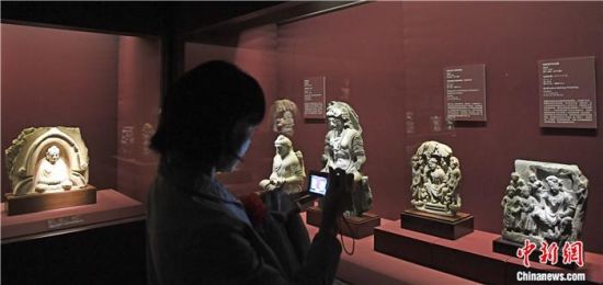 2018年8月，《平山郁夫的絲路世界——平山郁夫絲綢之路美術(shù)館文物展》在甘肅敦煌莫高窟開(kāi)展。中新社記者 楊艷敏 攝