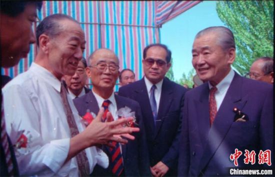 1994年8月，時(shí)任日本首相竹下登(右一)與時(shí)任敦煌研究院院長(zhǎng)段文杰在莫高窟親切交談。中新社發(fā) 婁婕 供圖