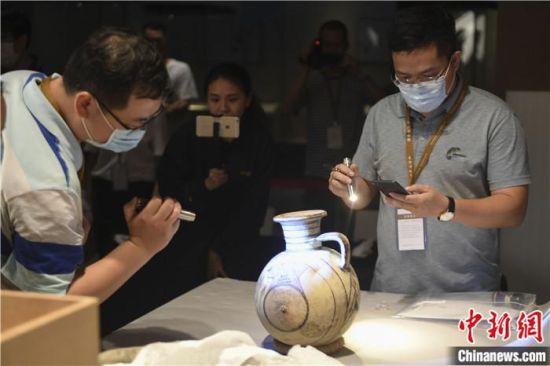 2020年6月，在長(zhǎng)沙博物館舉行“從地中海到中國(guó)：絲路寶藏——平山郁夫絲綢之路美術(shù)館藏文物展”前，專(zhuān)家開(kāi)箱鑒定文物。中新社記者 楊華峰 攝