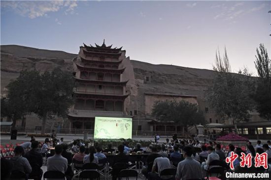 2018年8月，在敦煌莫高窟標(biāo)志性建筑“九層樓”前，《回顧平山郁夫先生的貢獻(xiàn)》座談會(huì)舉行。來(lái)自中日兩國(guó)的專(zhuān)家、學(xué)者共同懷念這位情系敦煌數(shù)十載的繪畫(huà)巨匠、中日友好的文化使者、世界文化遺產(chǎn)的守護(hù)者。中新社記者 楊艷敏 攝