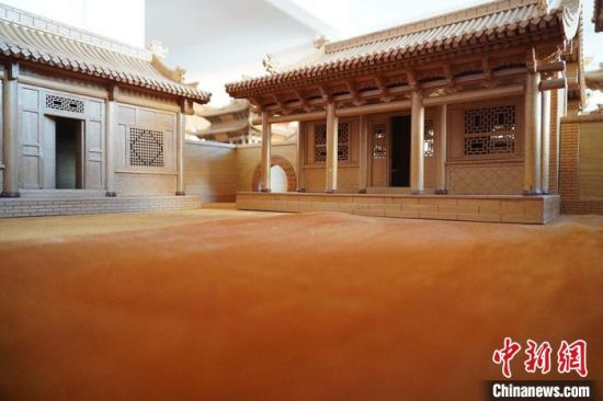 圖為微縮建筑蘭州四合院內(nèi)部結(jié)構(gòu)?！【琶赖┰?　攝