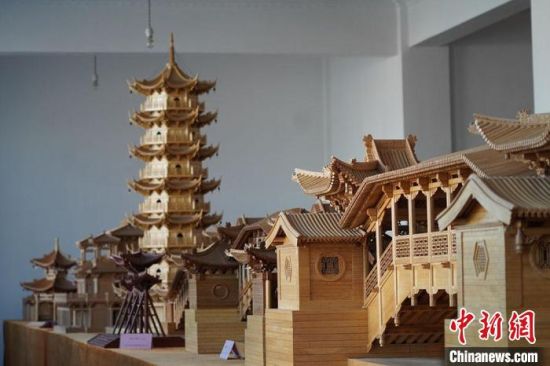 圖為古建筑模型制作技藝傳習(xí)所展廳內(nèi)的微縮古建筑作品?！【琶赖┰?　攝