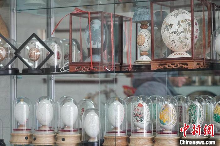 圖為吳義澤收藏柜內(nèi)的蛋雕作品?！【琶赖ぴ?攝