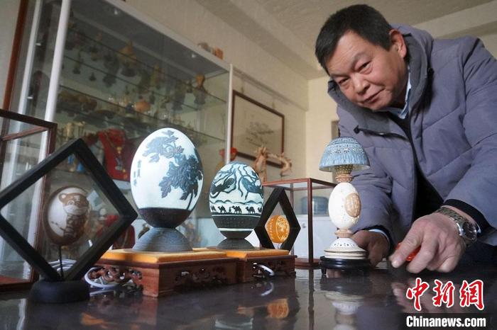圖為吳義澤展示的最新創(chuàng)作的蛋雕作品。　九美丹增 攝