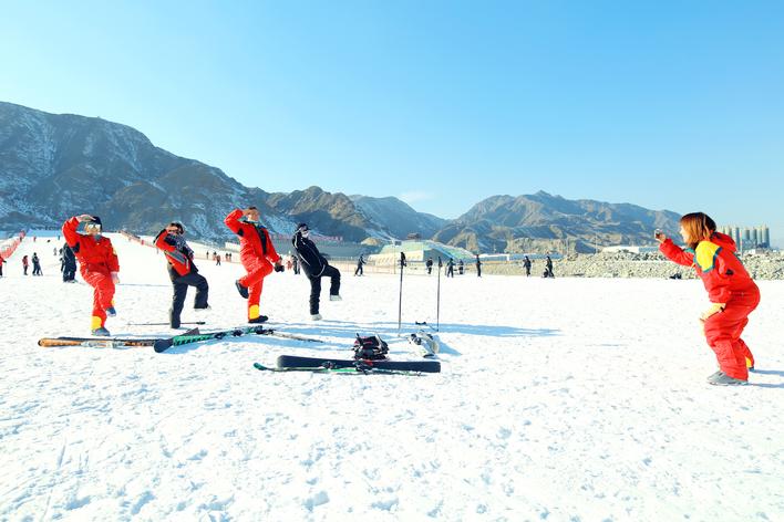 嘉峪關(guān)：游客們盡享滑雪樂(lè)趣