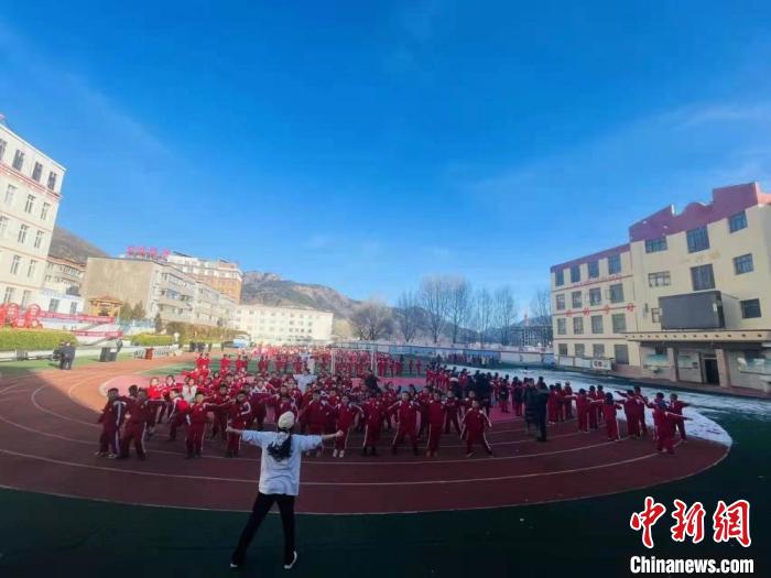 圖為街舞老師教授藏族學(xué)子跳街舞?！￡惿菩?攝