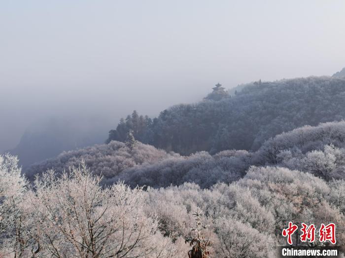 圖為連綿山脈，皆是白色?！⌒煺袢A 攝