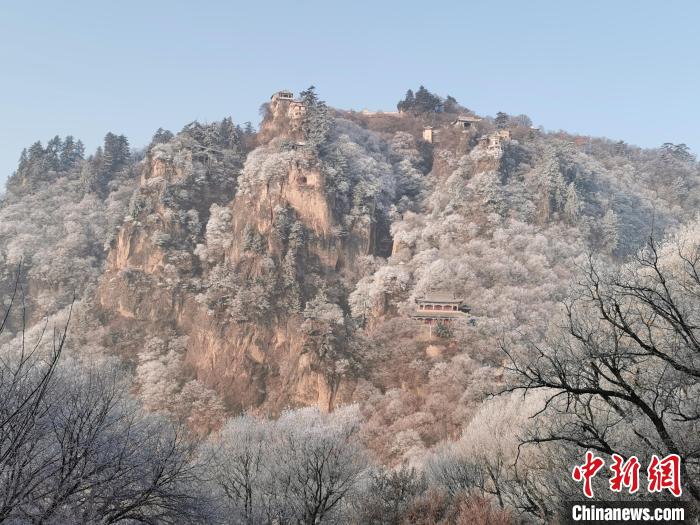 圖為崆峒山霧凇景色?！⌒煺袢A 攝