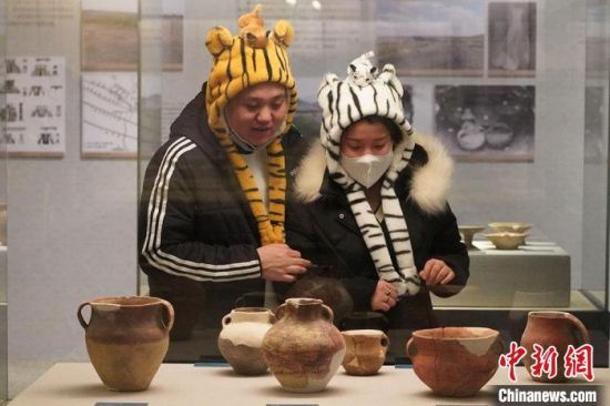 圖為市民戴虎頭帽在博物館內(nèi)參觀(guān)。九美旦增 攝