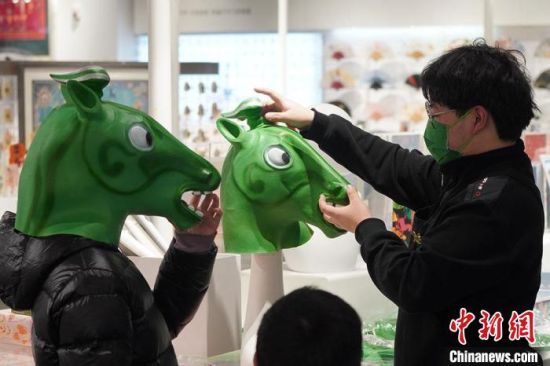 圖為“神馬來(lái)了”銅奔馬頭套?！【琶赖┰?攝