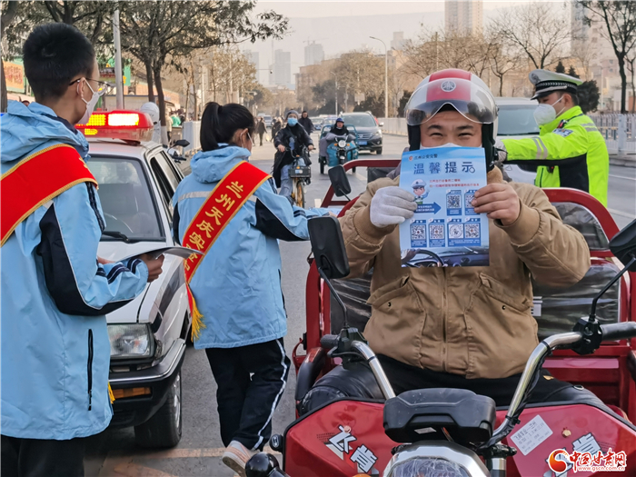 【2022年春運(yùn)】春運(yùn)首日 蘭州交警開展形式多樣宣傳活動