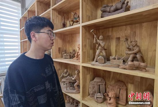 圖為學(xué)生介紹作品。 劉玉桃 攝