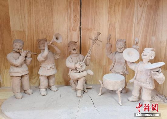 圖為泥塑作品展現(xiàn)人們娛樂場景。 劉玉桃 攝