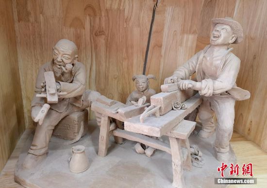 圖為泥塑作品。 劉玉桃 攝