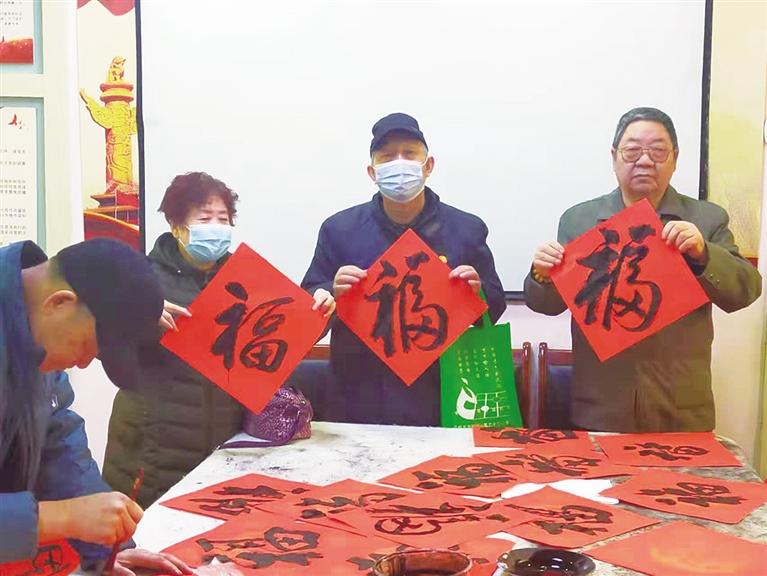 蘭州：“幸福敲門 新春送?！被顒忧榕f家