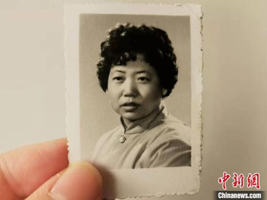 圖為20世紀(jì)80年代，蘭州照相館拍攝的人物肖像照，如今仍然有很多人選擇拍攝這樣的照片留作紀(jì)念。　王牧雨 攝