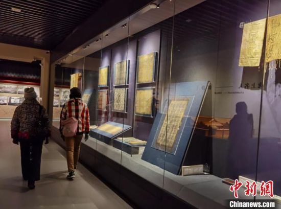 圖為蘭州市民參觀博物館展品?！⌒煅?攝
