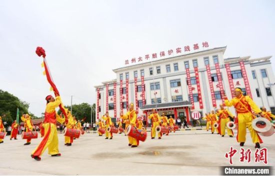 2021年6月30日，蘭州太平鼓教育保護(hù)實踐基地啟動儀式在蘭州新區(qū)舉行。(資料圖) 高展 攝