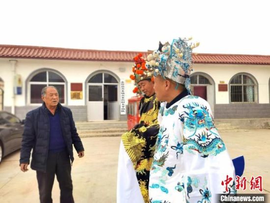 圖為69歲的“苦水高高蹺”國家級傳承人巨海全(左一)，叮囑徒弟們高高蹺練習技巧要領(lǐng)?！￠Z姣 攝