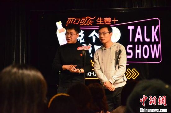 圖為脫口秀演員搭檔表演?！钅?攝