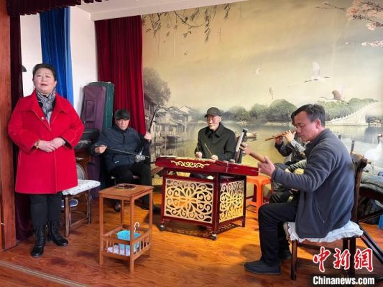 圖為蘭州鼓子表演者王常玉登臺演唱，她是這項(xiàng)入列國家級非物質(zhì)文化遺產(chǎn)的曲藝表演者中，為數(shù)不多的女演員?！堨下?攝