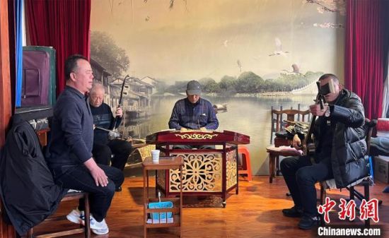 圖為蘭州鼓子愛好者在傳習(xí)所內(nèi)互相搭檔上臺演出?！堨下?攝