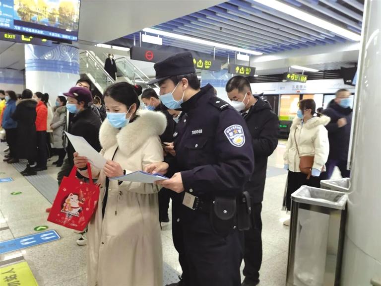 講解詐騙套路 普及“斷卡”常識 蘭州城關公安分局、交通治安分局聯(lián)合反詐宣傳進地鐵