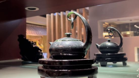 圖為酒泉夜光杯廠里陳列的夜光杯茶藝文化產(chǎn)品——精品懸環(huán)玉壺。王牧雨
