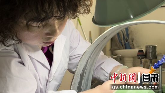 夜光杯制作學(xué)徒謝小琴坦言，雖工作枯燥，但是能夠掌握國家級非遺技藝是很自豪的。王牧雨 攝