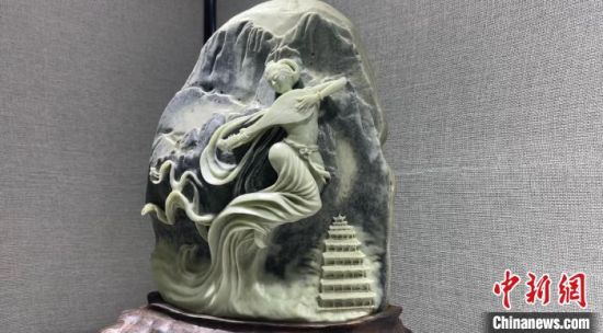 圖為李學(xué)平的玉雕作品?！「攥?攝