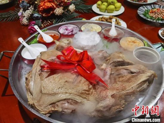 圖為酒泉美食“漢蒸全羊”?！●T志軍 攝