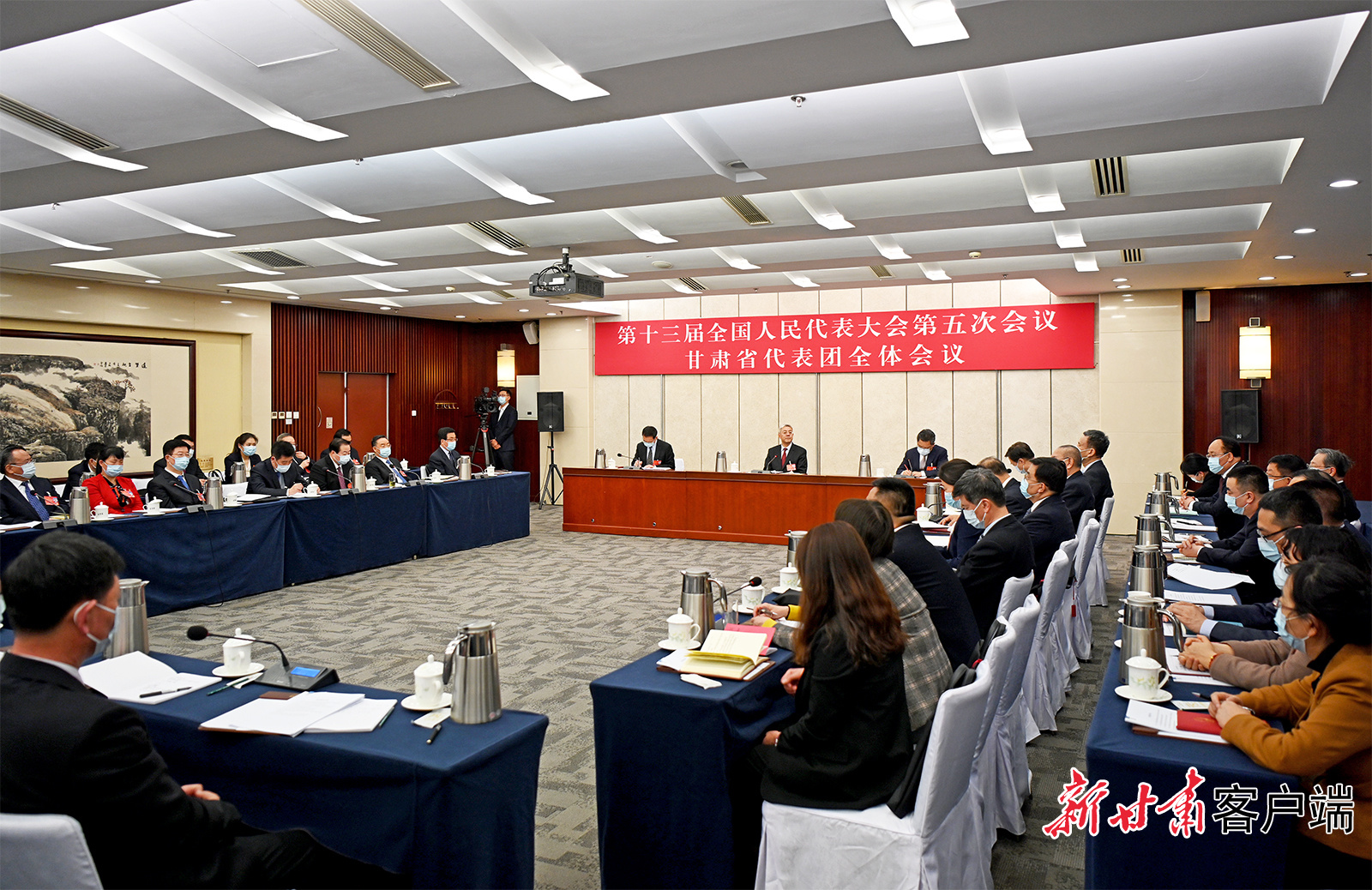 甘肅代表團舉行全體會議，尹弘主持并講話