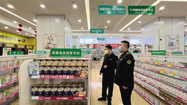 蘭州市市場(chǎng)監(jiān)管局執(zhí)法人員提醒市民 購買保健食品記住“幾個(gè)不要”“幾個(gè)凡是”