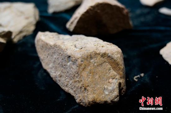 圖為靜寧縣賈河鄉(xiāng)竇坪村出土的石器。 夏劍鋒 攝