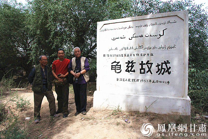 庫車是古代龜茲語，意為“龜茲人的城”，乃絲綢之路重鎮(zhèn)。2016年，蘇朗（右）、文巖（左）等藝術家前往庫車龜茲故城遺址采風。楊文遠 攝