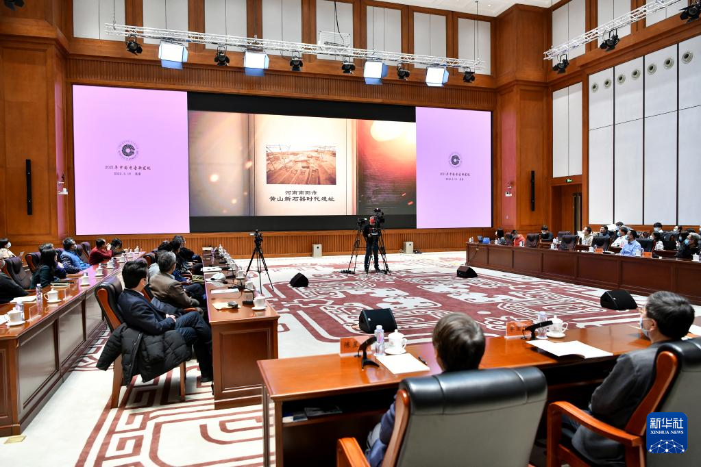 3月18日，在“中國社會科學(xué)院考古學(xué)論壇·2021年中國考古新發(fā)現(xiàn)”上，參會人員觀看宣傳視頻。