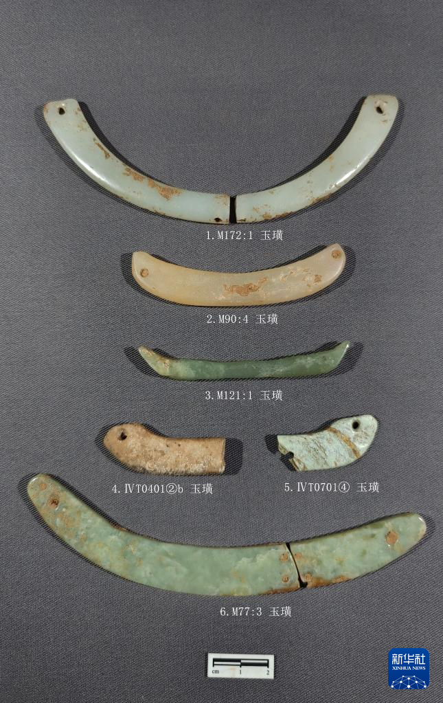河南南陽市黃山新石器時代遺址出土的屈家?guī)X文化玉璜（資料圖）。