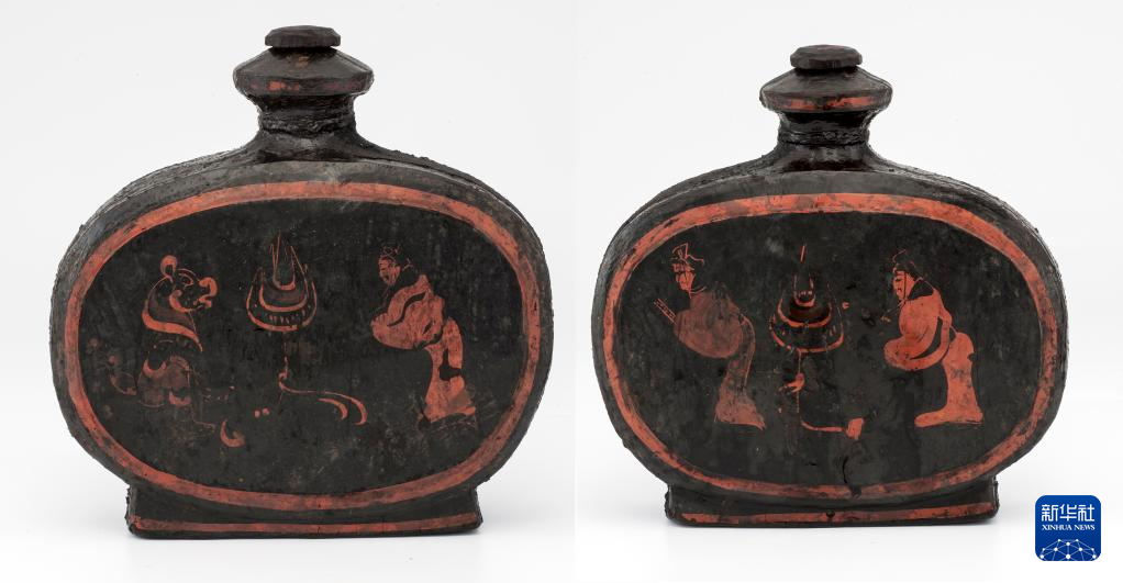 湖北云夢縣鄭家湖戰(zhàn)國秦漢墓地出土扁壺（資料圖）。