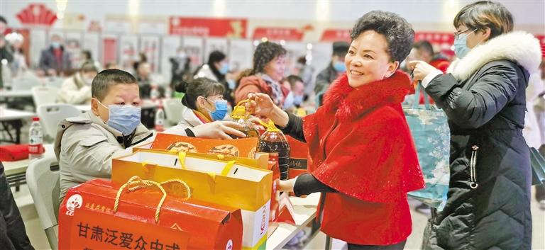 身殘志堅(jiān)的郭淑芳與愛同行37年 點(diǎn)一盞燈，照亮別人也照亮自己