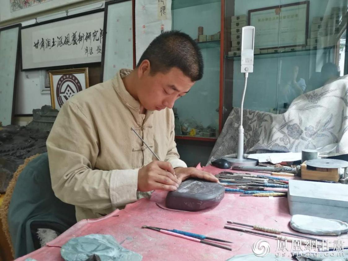 洮硯制作技藝第六代傳人、國(guó)家藝術(shù)基金資助青年藝術(shù)家、正高級(jí)洮硯雕刻藝術(shù)師李江平十年如一日專注于洮硯制作 圖源自網(wǎng)絡(luò)