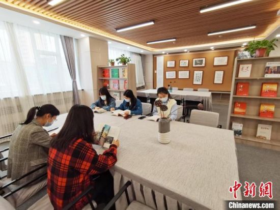 近日，在國網(wǎng)甘肅電力黨校職工書屋，正在舉行青年職工讀書交流活動(dòng)?！⌒煅?攝