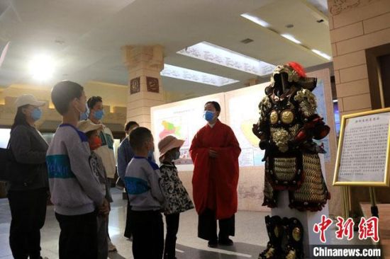 該“唐朝明光鎧”吸引游人圍觀，盡顯中國古代工匠獨(dú)特設(shè)計和傳統(tǒng)甲胄文化的魅力。　張曉亮 攝