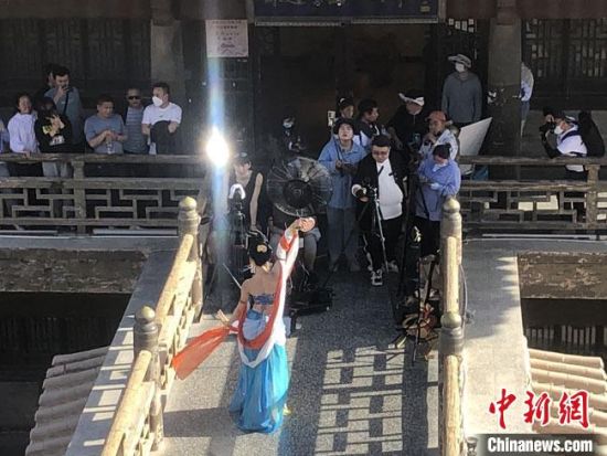 圖為5月以來，“奧大?！敝辈ガF(xiàn)場引游客圍觀。　敦煌市委宣傳部供圖
