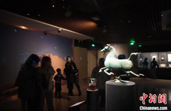 甘肅省博物館展出的“銅奔馬”吸引觀眾拍照留影。