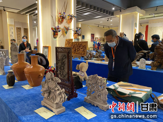 來自全省的近800件作品進入專家評審環(huán)節(jié)，作品涵蓋雕塑雕刻、漆器、工藝花畫等多個類別。徐雪 攝