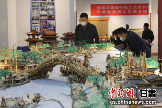 圖為參評作品牦牛角立體微雕“清明上河圖”。徐雪 攝