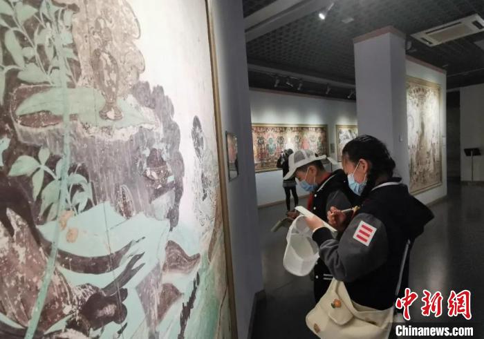 圖為學(xué)生參觀敦煌藝術(shù)館。(資料圖) 蘭州大學(xué)附屬學(xué)校供圖