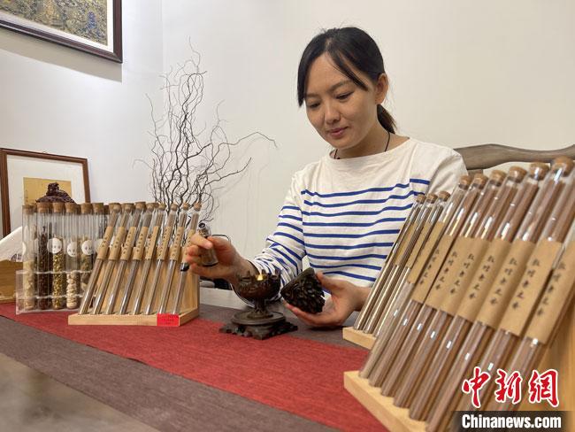 圖為魯雯展示燃香禮儀?！「攥?攝