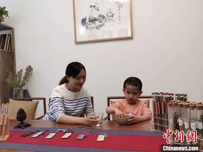 圖為魯雯為小學員授課和培訓?！●T志軍 攝